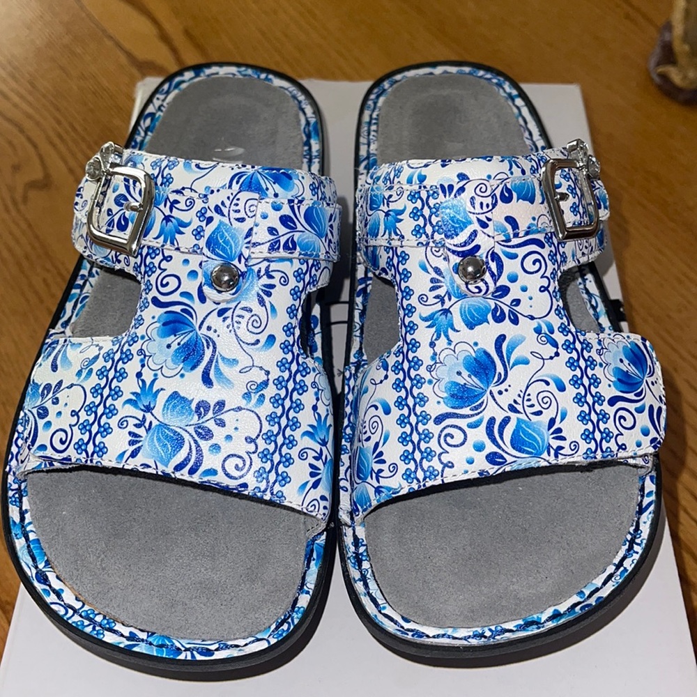 Algeria sandals size 6